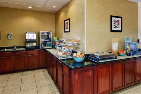 quality inn & suites by the parks breakfast area